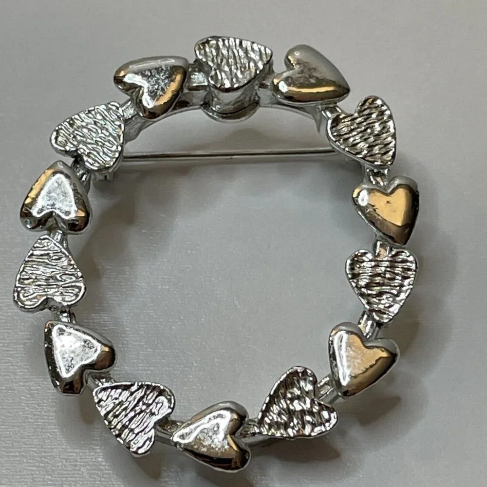 Signed Gerry's Oval Silver Tone Metal Heart Wreath Brooch Pin Vintage AL5.4‎